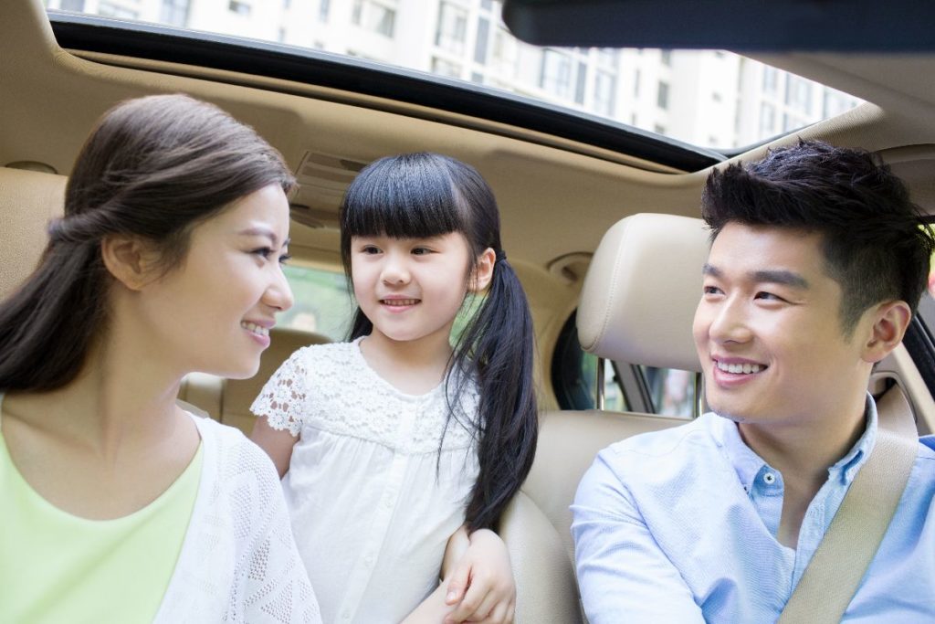 A family drivin around the neighborhood at Wack Wack